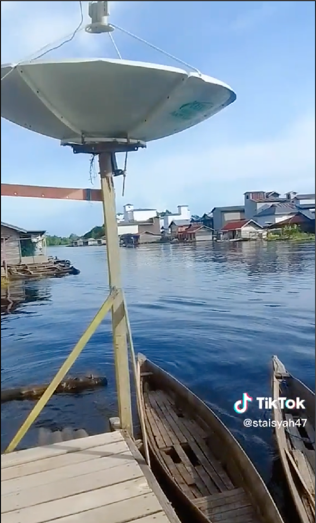 Di halaman rumah terdapat beberapa sampan kayu yang terparkir. Sampan tersebut digunakan sebagai salah satu alat transportasi di desa Batampang, Kalimantan. Foto: TikTok/@staisyah47