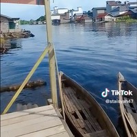 Di halaman rumah terdapat beberapa sampan kayu yang terparkir. Sampan tersebut digunakan sebagai salah satu alat transportasi di desa Batampang, Kalimantan. Foto: TikTok/@staisyah47