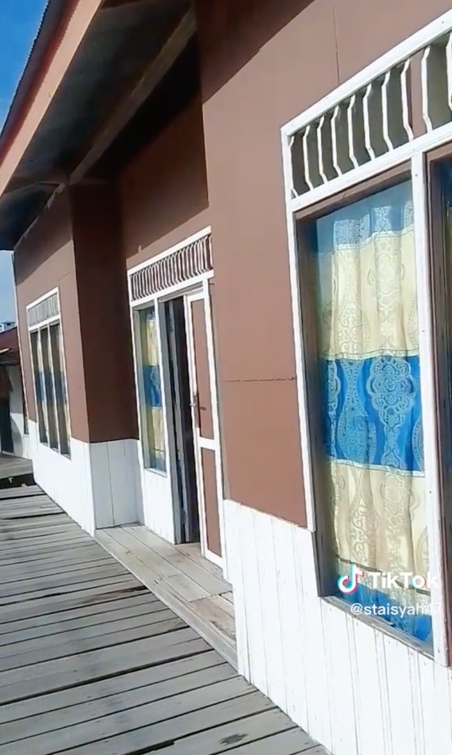 Rumah apung yang satu ini mendadak menjadi viral usai dibagikan oleh pemiliknya @staisyah47 ke akun TikToknya. Berdasarkan penuturan pemilik saat diwawancarai Wolipop via DM TikTok pada Rabu (4/1/23), rumah tersebut berlokasi di desa Batampang, Kalimantan. Foto: TikTok/@staisyah47
