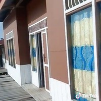 Rumah apung yang satu ini mendadak menjadi viral usai dibagikan oleh pemiliknya @staisyah47 ke akun TikToknya. Berdasarkan penuturan pemilik saat diwawancarai Wolipop via DM TikTok pada Rabu (4/1/23), rumah tersebut berlokasi di desa Batampang, Kalimantan. Foto: TikTok/@staisyah47