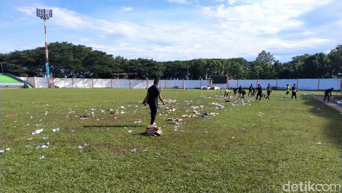 Sampah berserakan di Stadion La Patau Watampone, Bone, Sulsel.