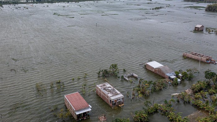 Sawah di Demak Terendam Banjir, Petani Terancam Gagal Panen Foto udara sejumlah warga mendayung perahu karet di sekitar areal persawahan yang terendam banjir Di Desa Prampelan, Kecamatan Sayung, Kabupaten Demak, Jawa Tengah, Selasa (3/1/2023). Menurut data yang dihimpun BPBD Kabupaten Demak per Senin (2/1) pukul 20:00 WIB sebanyak 4.306 hektare sawah di 14 kecamatan di Kabupaten Demak terendam banjir akibat luapan sejumlah sungai yang tak mampu menampung debit air karena intensitas hujan tinggi sejak Sabtu (31/12/2022) dini hari. ANTARA FOTO/Aji Styawan/foc.