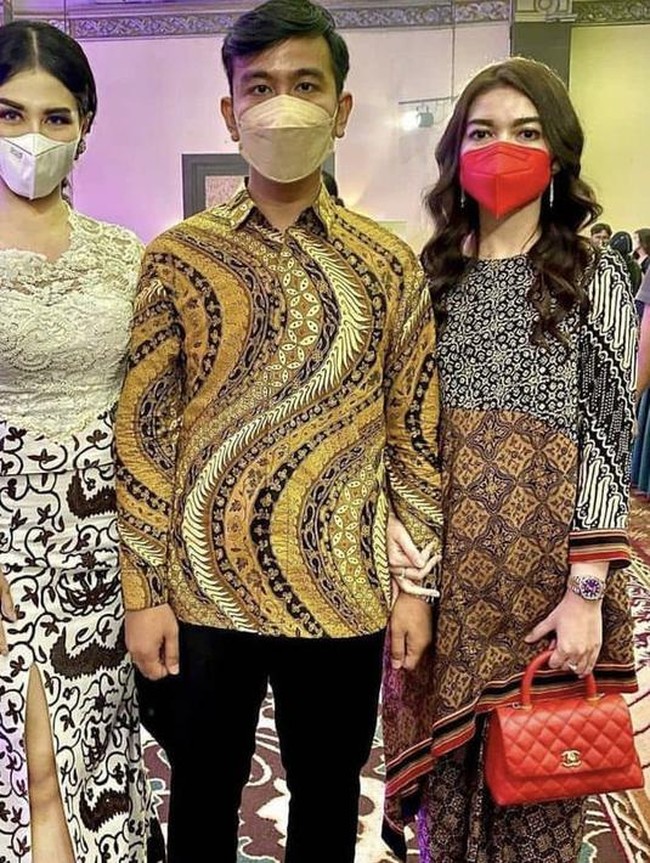 Ketika mendampingi sang suami, Gibran Rakabuming, Selvi Ananda tampak kompak mengenakan baju batik. Baju batiknya itu dipadukan dengan sebuah tas merah keluaran Channel. Chanel Red Caviar Quilted Small Lizard Coco Handle Flap Bag’ harganya ditaksir Rp 100 juta. Foto: Instagram
