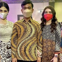 Ketika mendampingi sang suami, Gibran Rakabuming, Selvi Ananda tampak kompak mengenakan baju batik. Baju batiknya itu dipadukan dengan sebuah tas merah keluaran Channel. Chanel Red Caviar Quilted Small Lizard Coco Handle Flap Bag’ harganya ditaksir Rp 100 juta. Foto: Instagram