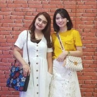 Selanjutnya Selvi Ananda juga sempat kembali terlihat mengenakan tas selempang putih yang masih berasal dari merek mewah Louis Vuitton. Dilansir dari voila.id, Croisette Damier Azur Canvas Handbag White/Beige itu dibanderol dengan harga sekitar Rp 29,3 juta. Foto: Instagram
