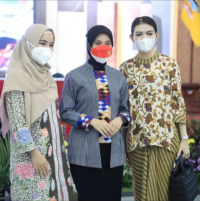 Untuk penampilannya yang satu ini Selvi Ananda lebih memilih memadukan setelan batik berwarna coklat dengan sebuah tas hitam yang berasal dari Dior. Tas Lady Dior itu diperkirakan dibanderol dengan harga sekitar Rp 75 jutaan. Foto: Instagram