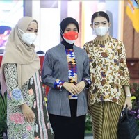 Untuk penampilannya yang satu ini Selvi Ananda lebih memilih memadukan setelan batik berwarna coklat dengan sebuah tas hitam yang berasal dari Dior. Tas Lady Dior itu diperkirakan dibanderol dengan harga sekitar Rp 75 jutaan. Foto: Instagram