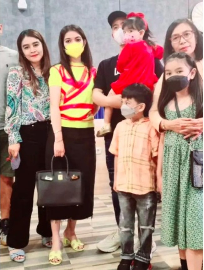 Selvi Ananda pernah terlihat menenteng tas Hermes tipe Birkin Black Epsom’. Tas tersebut harganya mencapai Rp 400 juta. Foto: Instagram