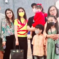 Selvi Ananda pernah terlihat menenteng tas Hermes tipe Birkin Black Epsom’. Tas tersebut harganya mencapai Rp 400 juta. Foto: Instagram