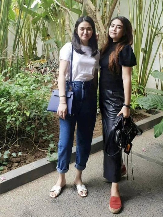 Tampil simpel dengan mengenakan kaos putih dan celana panjang jeans, Selvi Ananda tampak melengkapi gayanya dengan membawa sebuah tas berwarna biru. Tas tersebut merupakan Hermes Kelly Blue Sapphire Navy yang dibanderol dengan harga sekitar Rp 386 juta. Foto: Instagram