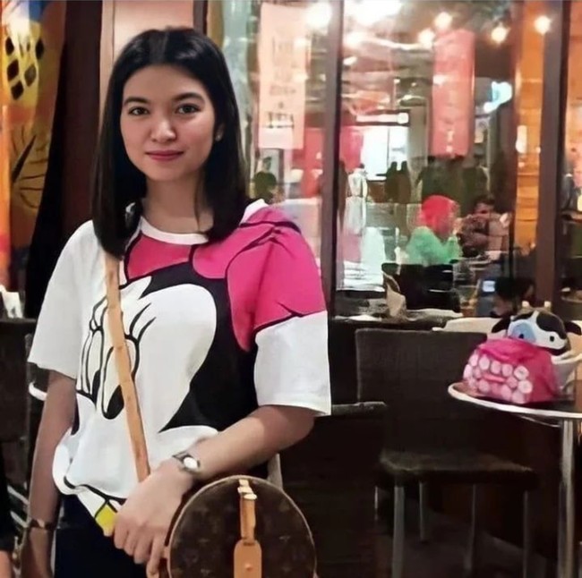 Wanita 34 tahun itu juga mengoleksi sejumlah tas Louis Vuitton. Tas LV yang dipakai Selvi tipe Boite Chapeau Souple MM dibanderol dengan harga sekitar Rp 45 juta. Foto: Instagram