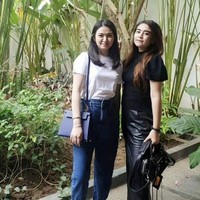 Tampil simpel dengan mengenakan kaos putih dan celana panjang jeans, Selvi Ananda tampak melengkapi gayanya dengan membawa sebuah tas berwarna biru. Tas tersebut merupakan Hermes Kelly Blue Sapphire Navy yang dibanderol dengan harga sekitar Rp 386 juta. Foto: Instagram