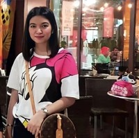 Wanita 34 tahun itu juga mengoleksi sejumlah tas Louis Vuitton. Tas LV yang dipakai Selvi tipe Boite Chapeau Souple MM dibanderol dengan harga sekitar Rp 45 juta. Foto: Instagram