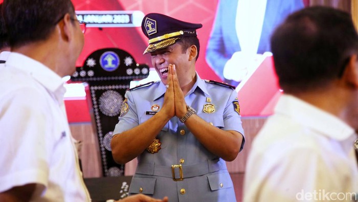 Senyum Bahagia Silmy Karim Setelah Sah Jadi Dirjen Imigrasi Silmy Karim resmi dilantik menjadi Direktur Jenderal Imigrasi, Rabu (4/1/2023). Silmy pun tersenyum bahagia saat mendapat ucapan selamat usai pelantikan.
