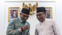 Ketua Komisi Pemilihan Umum (KPU) Hasyim Asyari (kiri) berbincang dengan Ketua Umum Pengurus Besar Nahdlatul Ulama (PBNU) Yahya Cholil Staquf (kanan).