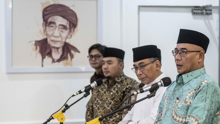 Ketua Komisi Pemilihan Umum (KPU) Hasyim Asy'ari (kanan) didampingi Ketua Umum Pengurus Besar Nahdlatul Ulama (PBNU) Yahya Cholil Staquf (kedua kanan) menyampaikan keterangan usai pertemuan di Kantor PBNU, Jakarta, Rabu (4/1/2023). Pertemuan antara KPU dengan PBNU tersebut dalam rangka persiapan penyelenggaraan Pemilu 2024.