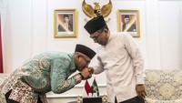 Ketua Komisi Pemilihan Umum (KPU) Hasyim Asyari (kiri) mencium tangan Ketua Umum Pengurus Besar Nahdlatul Ulama (PBNU) Yahya Cholil Staquf (kanan) saat pertemuan di Kantor PBNU, Jakarta.