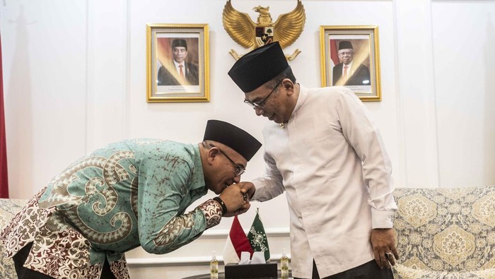 Siapkan Pemilu 2024, KPU-PBNU Gelar Pertemuan Ketua Komisi Pemilihan Umum (KPU) Hasyim Asy'ari (kanan) didampingi Ketua Umum Pengurus Besar Nahdlatul Ulama (PBNU) Yahya Cholil Staquf (kedua kanan) menyampaikan keterangan usai pertemuan di Kantor PBNU, Jakarta, Rabu (4/1/2023). Pertemuan antara KPU dengan PBNU tersebut dalam rangka persiapan penyelenggaraan Pemilu 2024.