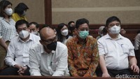 Kelima terdakwa adalah mantan Direktur Jenderal Perdagangan Luar Negeri Kementerian Perdagangan (Kemendag) RI, Indra Sari Wisnu Wardhana; Weibinanto Halimdjati alias Lin Che Wei; Komisaris WNI, Master Parulian Tumanggor; Senior Manager Corporate Affair PT VAL, Stanley MA; dan General Manager (GM) Bagian General Affair PT MM, Pierre Togar Sitanggang.
