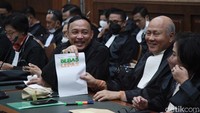 Hakim menyakini mereka terbukti secara sah melakukan tindak pidana korupsi secara bersama.  