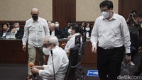 Vonis kelima terdakwa jauh lebih rendah dibanding tuntutan jaksa penuntut umum. Terdakwa Indra Sari Wisnu Wardhana divonis 3 tahun penjara, kemudian Master Parulian Tumanggor divonis 1,6 tahun penjara. Sementara Lin Che Wei, Pierre Togar Sitanggang, dan Stanley MA divonis 1 tahun penjara dan denda Rp 100 juta subsider 2 bulan kurungan.