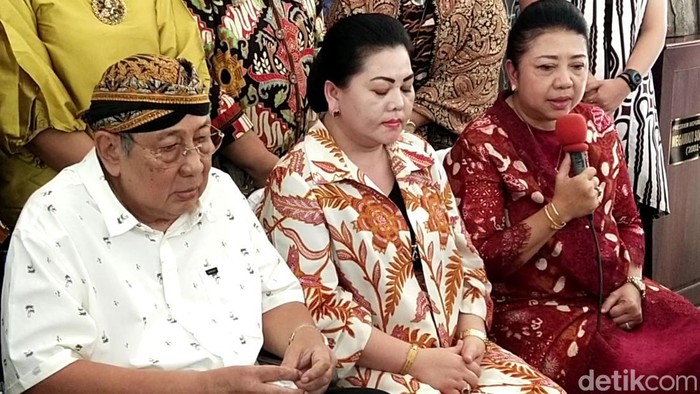Sinuhun PB XIII, Prameswari Dalem dan Ketua LDA GKR Wandansari usai bertemu dengan Gibran di Loji Gandrung, Solo, Rabu (4/1/2023).
