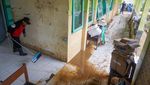 Siswa SMPN 9 Batang Gotong Royong Bersihkan Lumpur Usai Banjir
