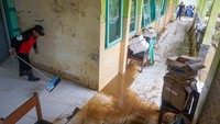 Petugas pemadam kebakaran juga ikut terlibat dalam gotong royong tersebut.