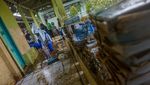 Siswa SMPN 9 Batang Gotong Royong Bersihkan Lumpur Usai Banjir