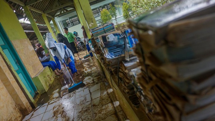 Siswa SMPN 9 Batang Gotong Royong Bersihkan Lumpur Usai Banjir Petugas pemadam kebakaran membersihkan lumpur sisa banjir di SMP N 9, Kabupaten Batang, Jawa Tengah, Rabu (4/1/2023). Sekolah melibatkan siswa dan pemadam kebakaran untuk membersihkan lumpur sisa banjir akibat hujan deras yang terjadi pada Sabtu (31/12/2022) dan Senin (2/1/2023) itu. ANTARA FOTO/Harviyan Perdana Putra/rwa.