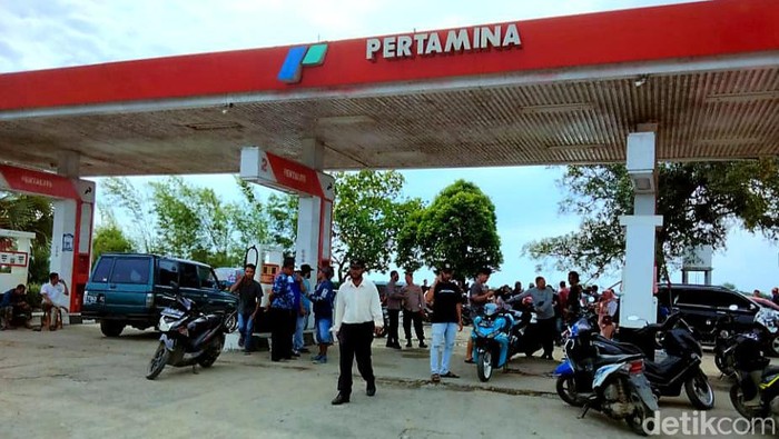 SPBU di Karawang yang diserbu konsumen gegara BBM bercampur air.