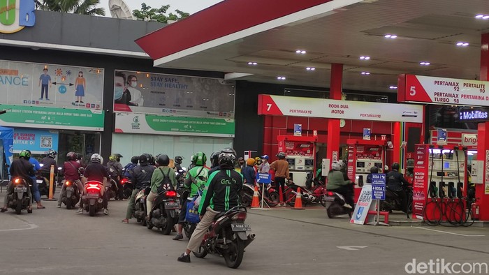 SPBU Pertamina di MT Haryono diserbu warga usai harga Pertamax turun. SPBU Pertamina di MT Haryono diserbu warga usai harga Pertamax turun.