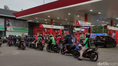 Potret SPBU Pertamina Diserbu Warga usai Harga Pertamax Turun