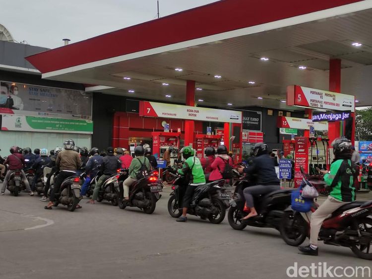 Potret SPBU Pertamina Diserbu Warga usai Harga Pertamax Turun