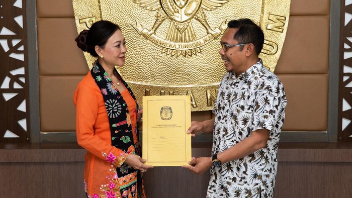 Istri Ketua DPP PDI Perjuangan Djarot Syaiful Hidayat, Happy Farida Djarot resmi mendaftarkan diri sebagai calon anggota Dewan Perwakilan Daerah (DPD DKI) Jakarta.