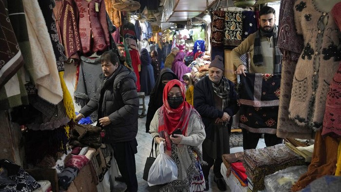 Suasana Pasar dan Pusat perbelanjaan Pakistan di Tengah Krisis Ekonomi Pemerinta Pakistan akan menutup pasar dan pusat perbelanjaan lebih awal. Hal ini bertujuan untuk meredakan krisis ekonomi di negaranya.