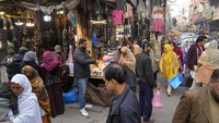 Pasar ini masih ramai di kunjungi warga meski negaranya tengah dilanda krisis ekonomi.