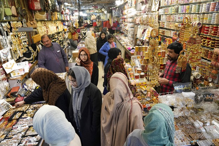 Pemerinta Pakistan akan menutup pasar dan pusat perbelanjaan lebih awal. Hal ini bertujuan untuk meredakan krisis ekonomi di negaranya.