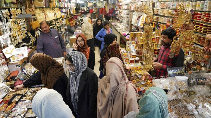 Suasana Pasar dan Pusat perbelanjaan Pakistan di Tengah Krisis Ekonomi Pemerinta Pakistan akan menutup pasar dan pusat perbelanjaan lebih awal. Hal ini bertujuan untuk meredakan krisis ekonomi di negaranya.