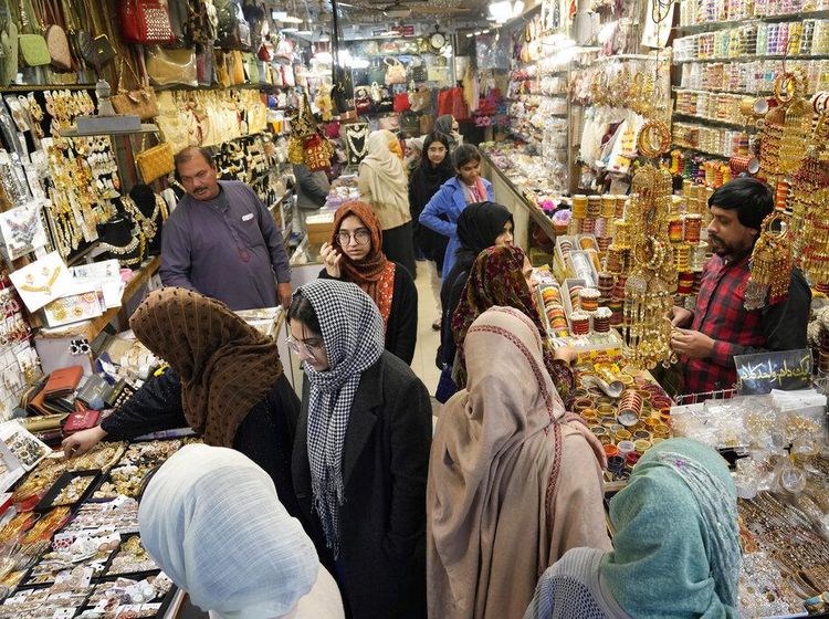 Suasana Pusat Perbelanjaan Pakistan di Tengah Krisis Ekonomi