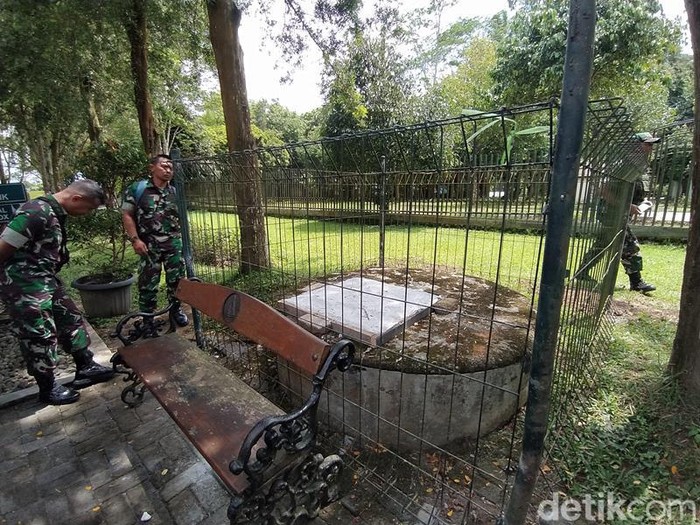 Sumur di TWC Borobudur kini dipagar besi setelah ada bocah yang tercebur pada Minggu (1/). Diportret pada Rabu (4/1/2023).