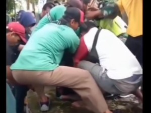 Detik-detik Penyelamatan Bocah Tercebur Sumur di Candi Borobudur