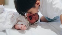 Duh... Gemas banget kan melihat Ar mencium adik perempuannya.  Foto: dok. Bukaan Moment
