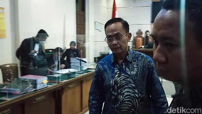 Terdakwa kasus suap PMB Jalur Mandiri Unila, Andi Desfiandi (Tommy Saputra/detikSumut)