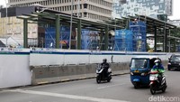 Para pekerja melakukan aktivitas pembangunan halte TransJakarta sementara di Jalan Gajah Mada, Jakarta Pusat, Rabu (4/1/2023).