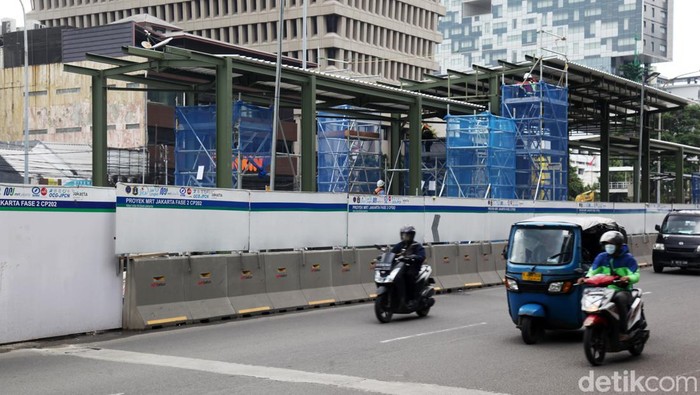 Proyek pembangunan MRT fase 2A berdampak pada halte Buswa di Jalan Gajah Mada. PT Transportasi Jakarta pun membangun halte sementara.