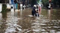 Akibatnya, sepeda motor mereka mogok.