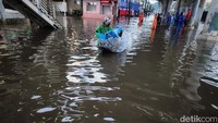 Banjir ini disebabkan oleh hujan deras yang mengguyur Jakarta siang tadi.