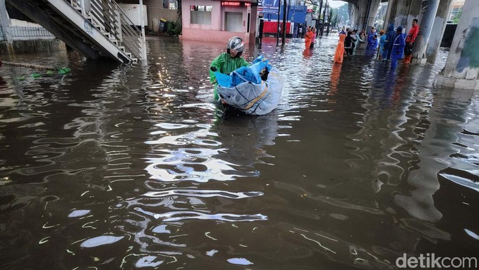 Banjir yang merendam perempatan Seskoal Cipulir, Jakarta Selatan, cukup tinggi. Pemotor yang nekat menerobos pun mogok.