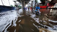 Seorang pemotor menerobos banjir yang cukup tinggi di perempatan Seskoal Cipulir, Jakarta Selatan, Rabu (4/1/2023).